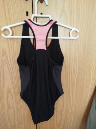 Bañador deportivo negro y rosa