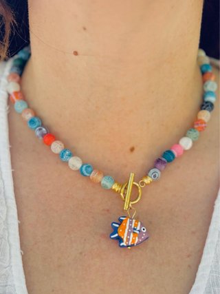 Collar hecho a mano con abalorios y pez