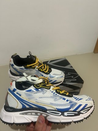 Zapatillas deportivas azules y blancas