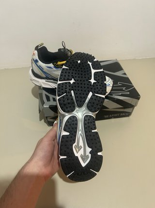 Zapatillas deportivas azules y blancas