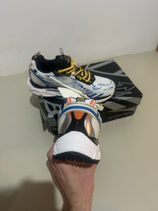 Zapatillas deportivas azules y blancas