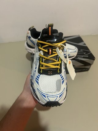Zapatillas deportivas azules y blancas