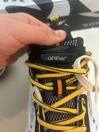 Zapatillas deportivas azules y blancas