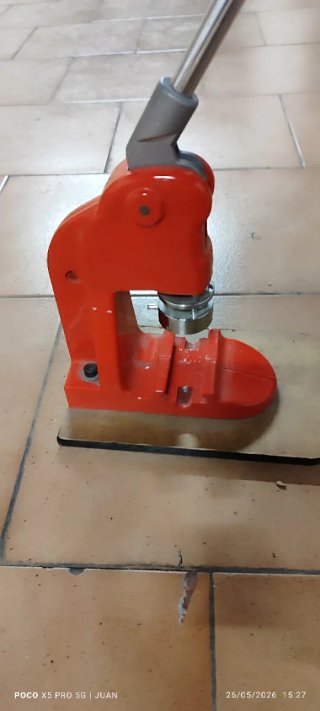Máquina para hacer pines