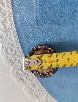 Botón joya antiguo,con filigrana en relieve.