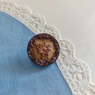 Botón joya antiguo,con filigrana en relieve.