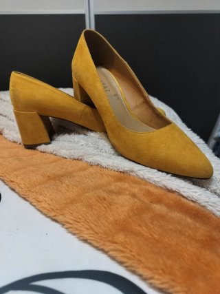 Zapatos de tacón amarillos