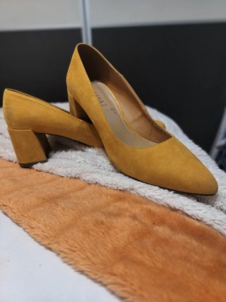 Zapatos de tacón amarillos