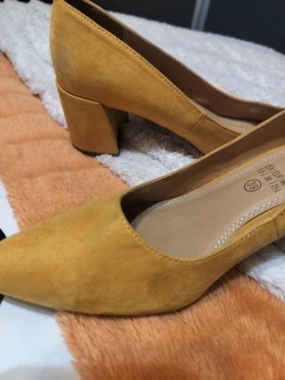 Zapatos de tacón amarillos