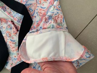 Traje de baño Chanel con capucha y estampado de pe