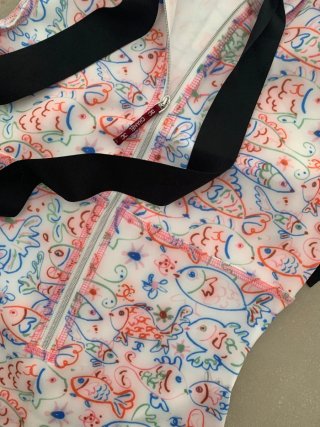 Traje de baño Chanel con capucha y estampado de pe
