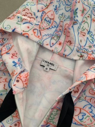 Traje de baño Chanel con capucha y estampado de pe