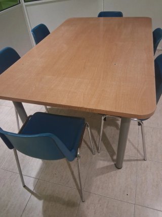 Mesa de madera con 6 sillas azules