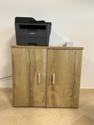 Escritorio oficina madera y silla azul
