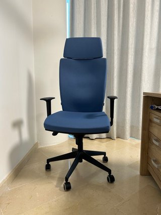 Escritorio oficina madera y silla azul