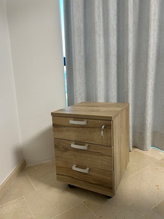 Escritorio oficina madera y silla azul