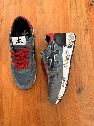 Zapatillas deportivas grises y rojas