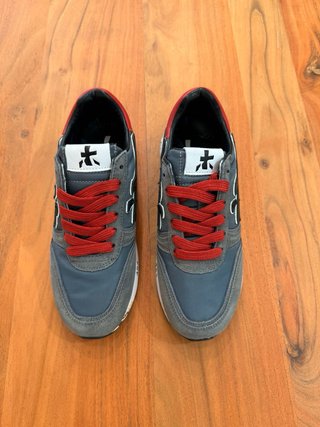 Zapatillas deportivas grises y rojas
