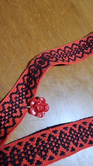Choker rosso con fiorellino. Handmade.