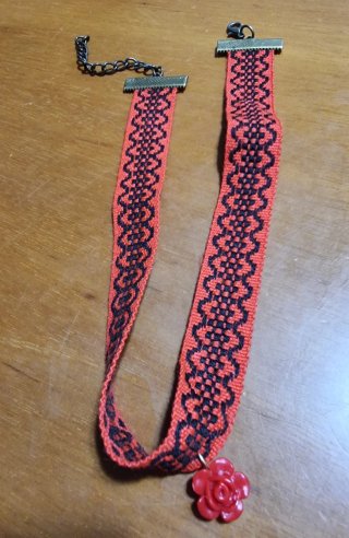 Choker rosso con fiorellino. Handmade.