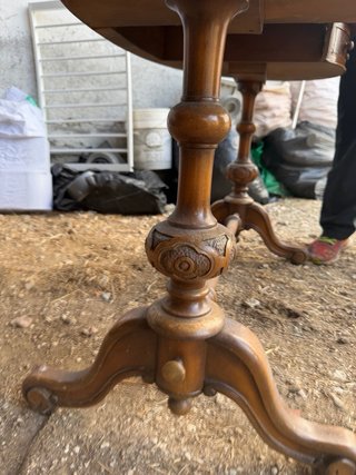 Mesa auxiliar de madera tallada