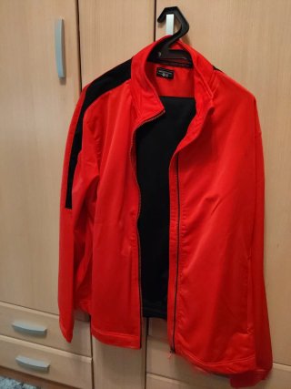 Chándal deportivo rojo y negro