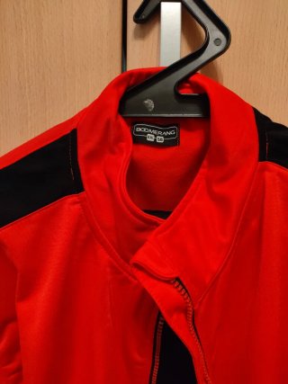 Chándal deportivo rojo y negro