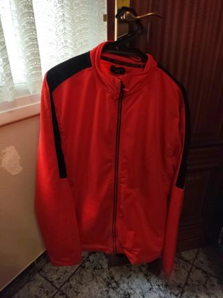 Chándal deportivo rojo y negro