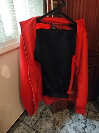 Chándal deportivo rojo y negro