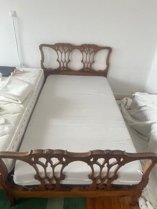 Pareja de camas de madera