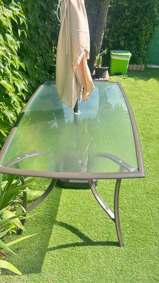 Mesa de jardín cristal y sombrilla beige