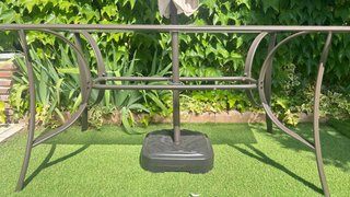 Mesa de jardín cristal y sombrilla beige