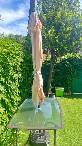 Mesa de jardín cristal y sombrilla beige