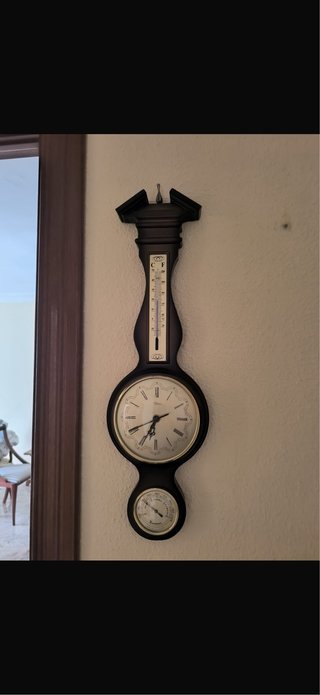 Reloj de pared con termómetro y barómetro