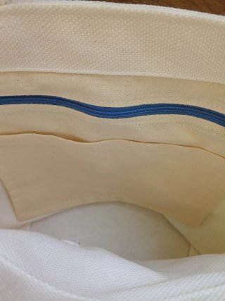 Bolso blanco con bolsillo vaquero
