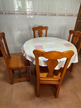 Mesa redonda con 4 sillas de madera