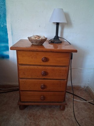 Mesita de noche de madera