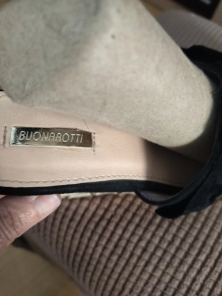 Sandalias negras con tachuelas doradas