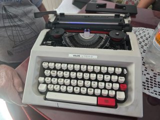 Máquina de escribir Olivetti Lettera 42