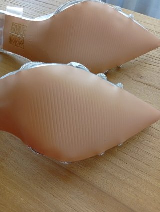 Zapatos de tacón plateados con pedrería
