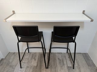 Mesa auxiliar y 2 taburetes cocina