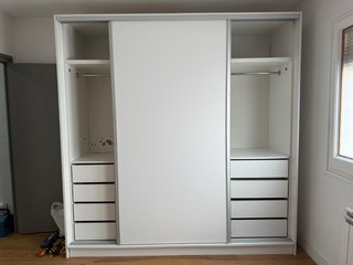 Armadio bianco con porte scorrevoli