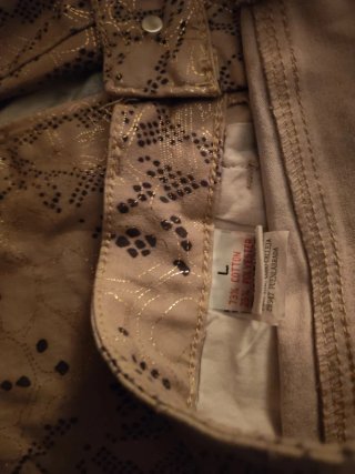 Pantalones beige con estampado dorado