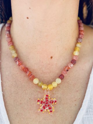 Son collares hechos a manos y con abalorios
