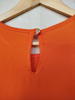 Preciosa blusa naranja con mangas de volante