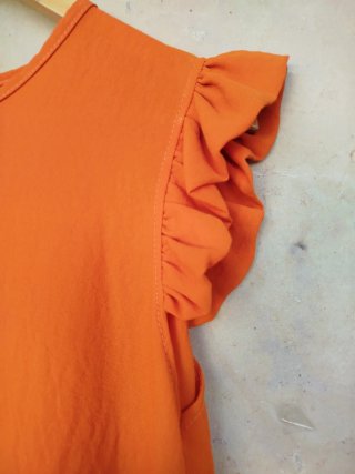 Preciosa blusa naranja con mangas de volante