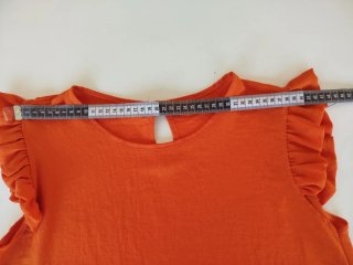 Preciosa blusa naranja con mangas de volante