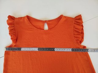Preciosa blusa naranja con mangas de volante