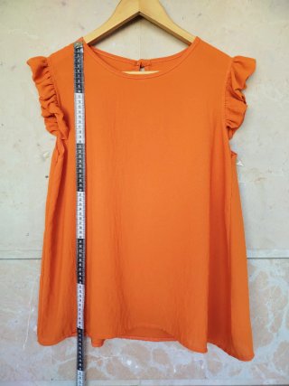 Preciosa blusa naranja con mangas de volante
