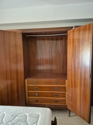 Armario de madera clásico